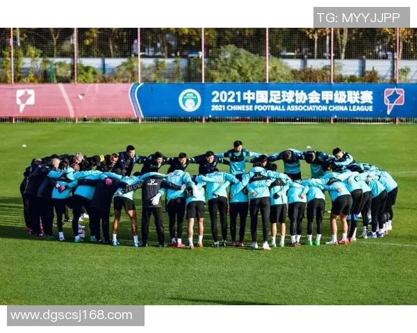 重庆羽毛球队在杯赛积分榜上以100分稳居第一名展现强劲实力