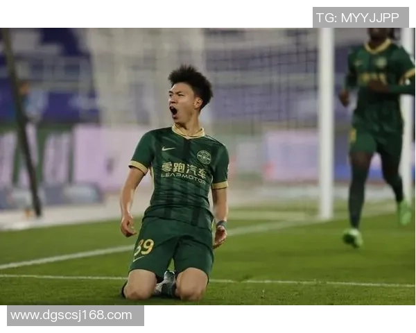 足球明星在训练中被教练意外发现潜力无限引发全队关注与期待